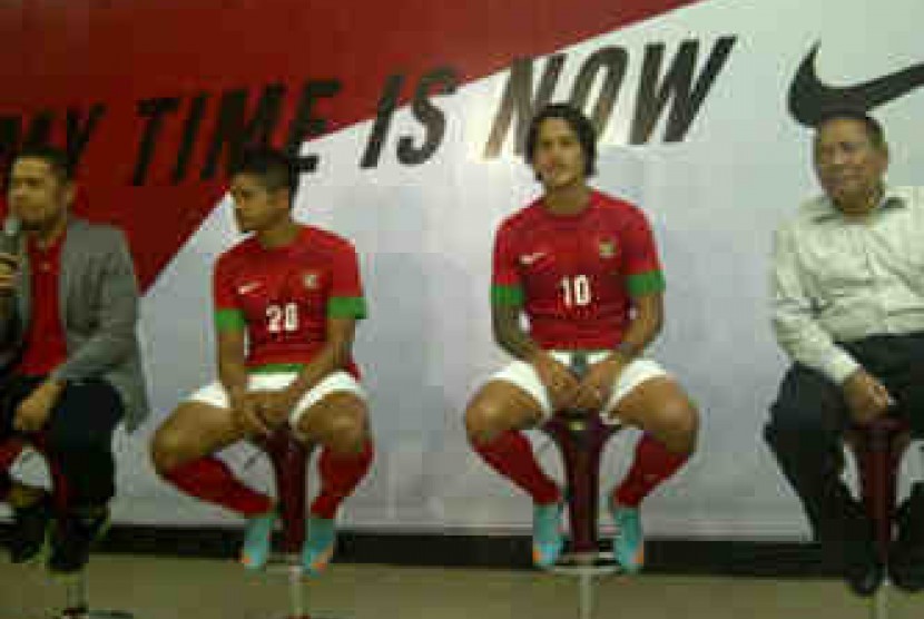 Bepe dan Irfan Bachdim saat peluncuran jersey baru timnas Piala AFF 2012