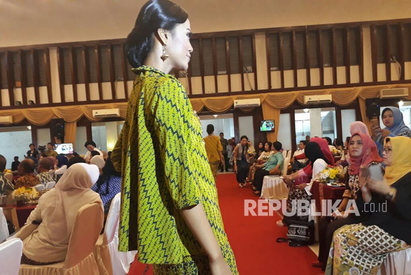 Beragam jenis batik dipamerkan dalam konferensi kota batik nusantara di Wisma Batari Solo pada Kamis (11/30). 