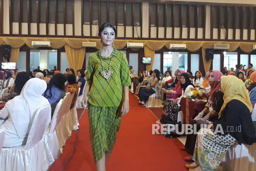 Beragam jenis batik dipamerkan dalam konferensi kota batik nusantara di Wisma Batari Solo pada Kamis (11/30). 