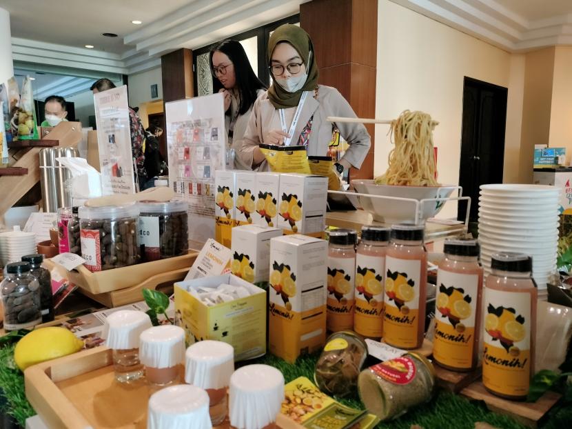 Beragam jenis makanan karya UMKM di Tanah Air di tampilkan dalam FSI yang digelar di Denpasar, Bali, Senin  (20/6/2022). 