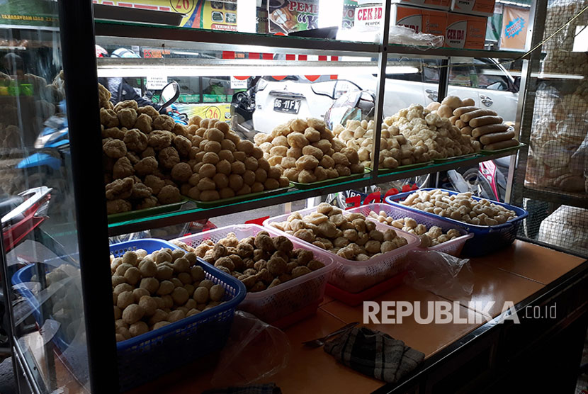 Beragam jenis pempek yang dijual dengan harga murah, satunya hanya Rp1.000. di Jalan Mujahidin, Palembang.