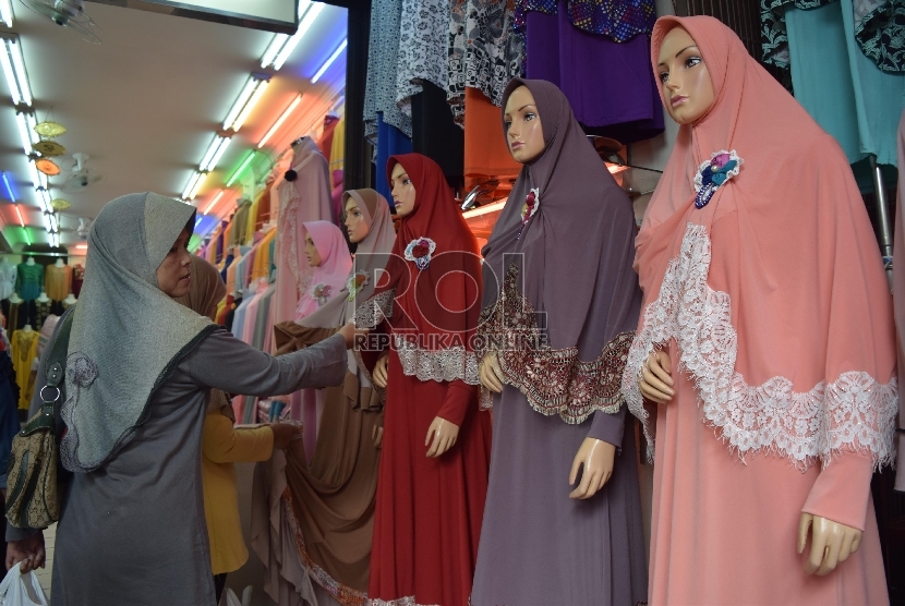 Beragam kerudung yang dijual di pasaran.