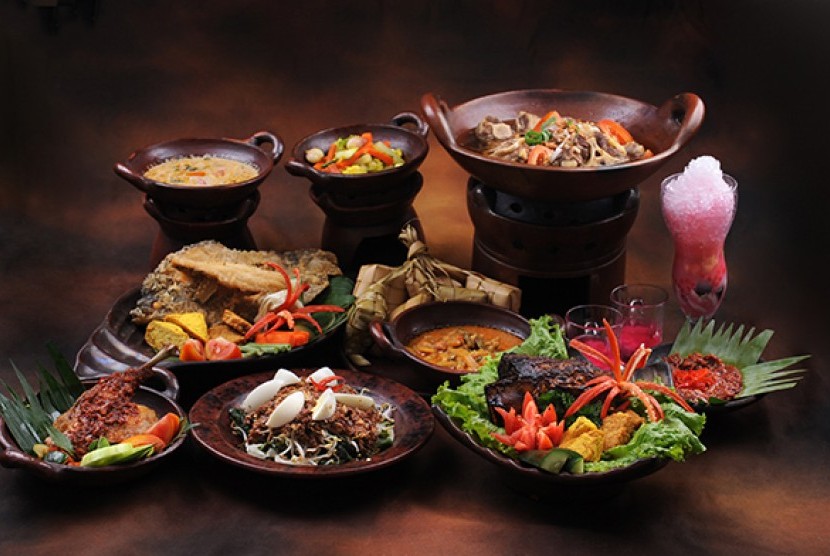 Beragam makanan Indonesia tersaji dalam rangka proklamasi Indonesia di Hotel Borobudur Jakarta.