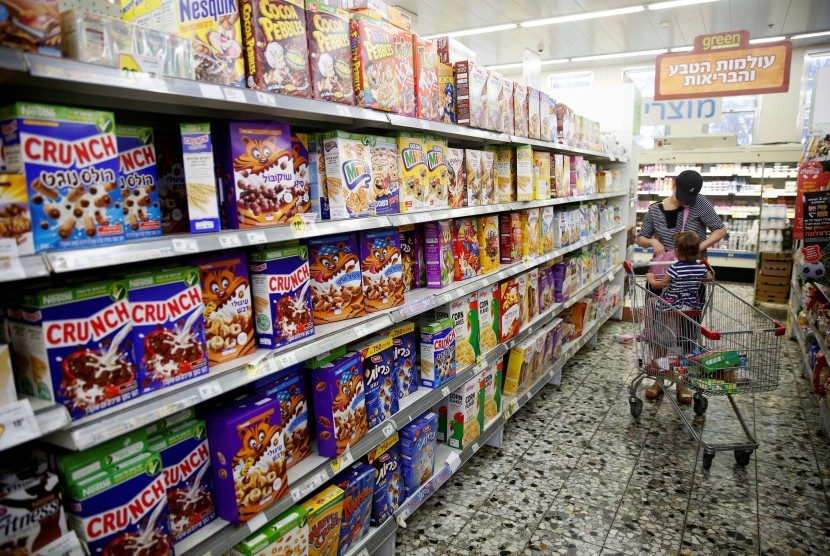 Beragam makanan kemasan yang dijual di supermarket. Investasi di industri makanan dan minuman (mamin) telah mencapai Rp 40,5 triliun sepanjang Januari-September 2020.