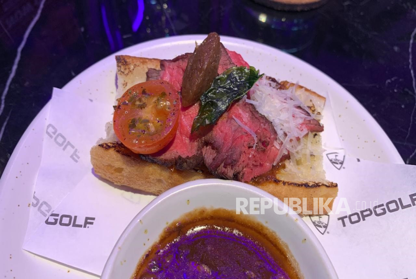 Beragam menu steak premium tersaji di Ironwood Steak & Grill di level 3 Topgolf Fatmawati Jaksel.