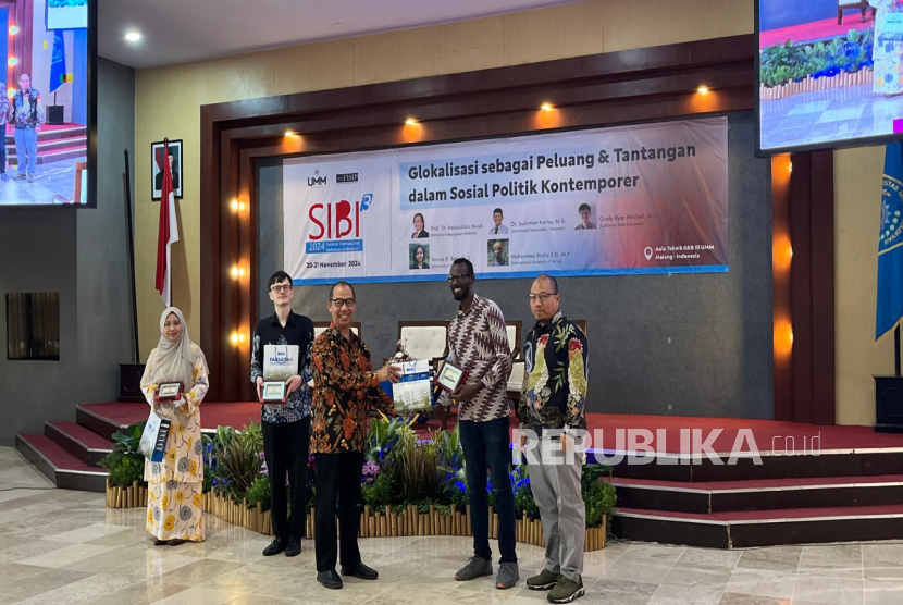 Beragam pembicara internasional dan akademisi lintas budaya hadir dalam seminar internasional berbahasa Indonesia bertajuk Glokalisasi sebagai Peluang dan Tantangan Sosial Politik Kontemporer yang diadakan oleh Fakultas Ilmu Sosial dan Politik (FISIP) Universitas Muhammadiyah Malang (UMM), 20 November 2024.