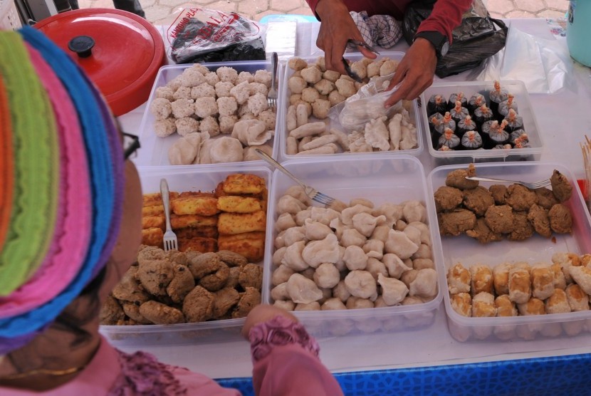 Beragam pempek khas Palembang. Jelang Ramadhan, warga membeli ikan giling sebagai bahan aneka makanan khas Palembang, termasuk pempek.