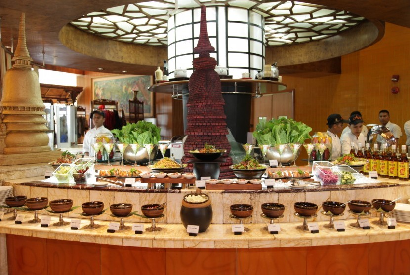 Beragam salad khas Thailand tersaji di restoran Asia Ritz-Carlton Mega Kuningan Jakarta.