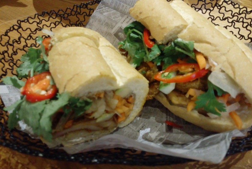 Beragam sandwich alias roti khas Vietnam menjadi menu andalan NamNam Noodle Bar