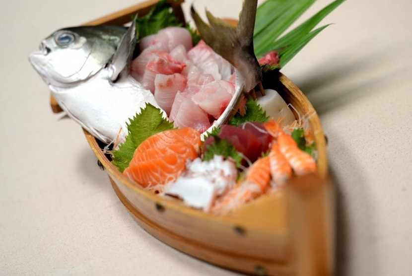 Beragam sushi dan sashimi.