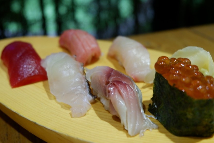 Sushi, makanan khas Jepang.