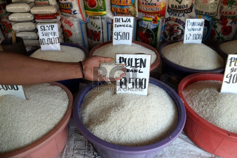Beralih ke beras Lokal: Pedagang berada di salah satu agen beras, Jakarta, Senin (25/5).