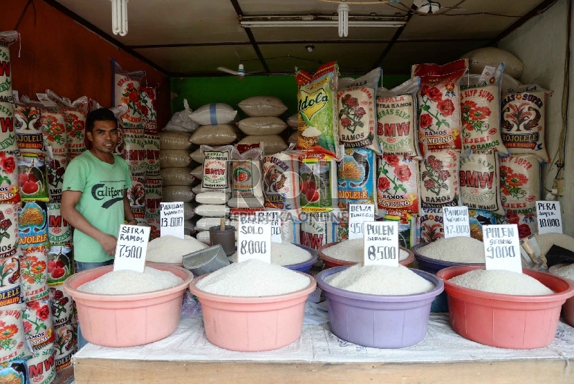 Beralih ke beras Lokal: Pedagang berada di salah satu agen beras, Jakarta, Senin (25/5).