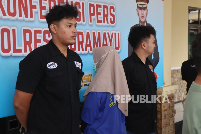 Berangkatkan dua  TKW secara ilegal ke Arab, seorang wanita ditangkap Polres Indramayu. Pelaku dihadirkan dalam konferensi pers di Mapolres Indramayu, Kamis (3/7/2025). 