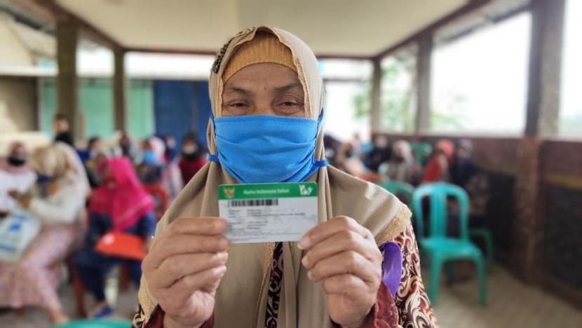 Beranjak pada masa lanjut usia, Komala Sari (62) warga Desa Girimulya Kecamatan Pacet, Kabupaten Bandung tidak merasa khawatir. Pasalnya ia sudah menjadi peserta JKN-KIS dari tiga tahun yang lalu. Sebelum menjadi peserta JKN-KIS ia rutin berkunjung ke Puskesmas Pacet untuk berobat. Sudah 8 tahun lamanya ia mengidap penyakit asma.