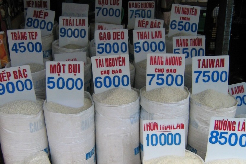 Beras impor Vietnam masuk Indonesia.