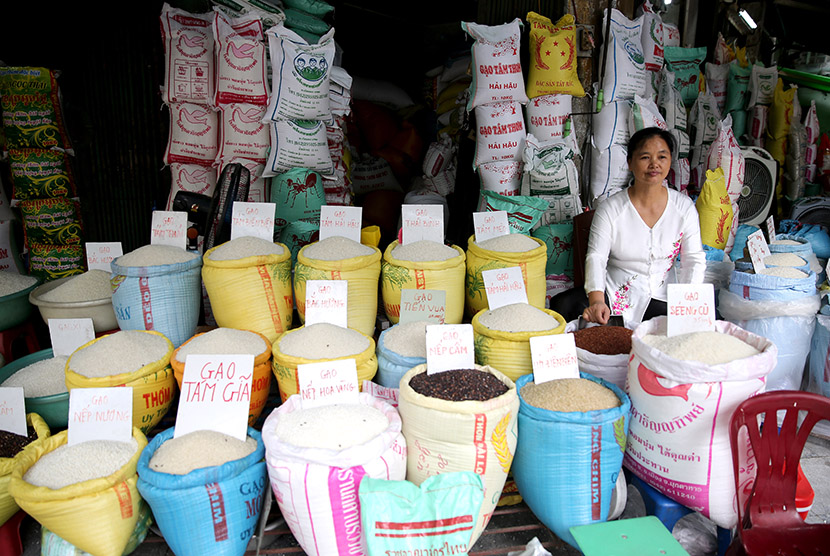 Pedagang beras di Hanoi, Vietnam.