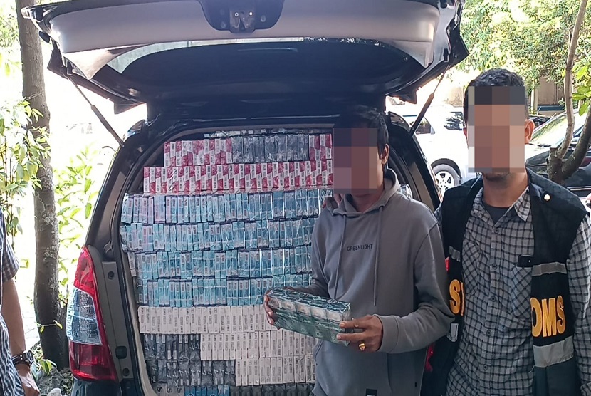 Berawal dari pengumpulan informasi secara kontinu dan mendalam, tim pengawasan Bea Cukai Surakarta melaksanakan operasi penindakan yang berlokasi di ruas jalan tol Solo-Ngawi, Kabupaten Karanganyar.