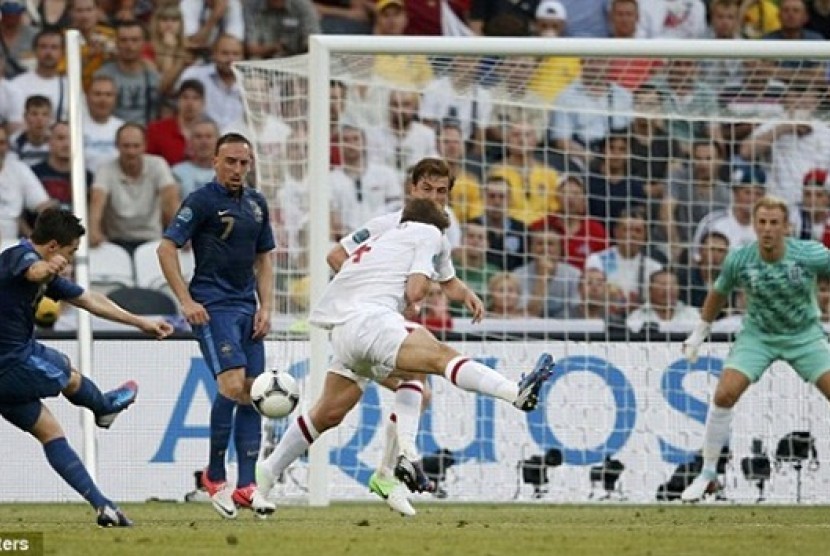Berawal dari umpan Franck Ribery, Samir Nasri melepaskan tembakan keras yang merobek gawang Inggris. Dalam laga perdana babak penyisihan Grup D Piala Eropa 2012, Prancis harus puas berbagi angka dengan Inggris setelah ditahan imbang 1-1, Senin (11/6) malam