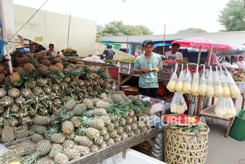Berawal dari usaha keluarga, Nadi Sugiharto telah menjalankan usaha buah Nanas Nadi sejak 1993 di Pasar Tradisional SMEP, Bandar Lampung.