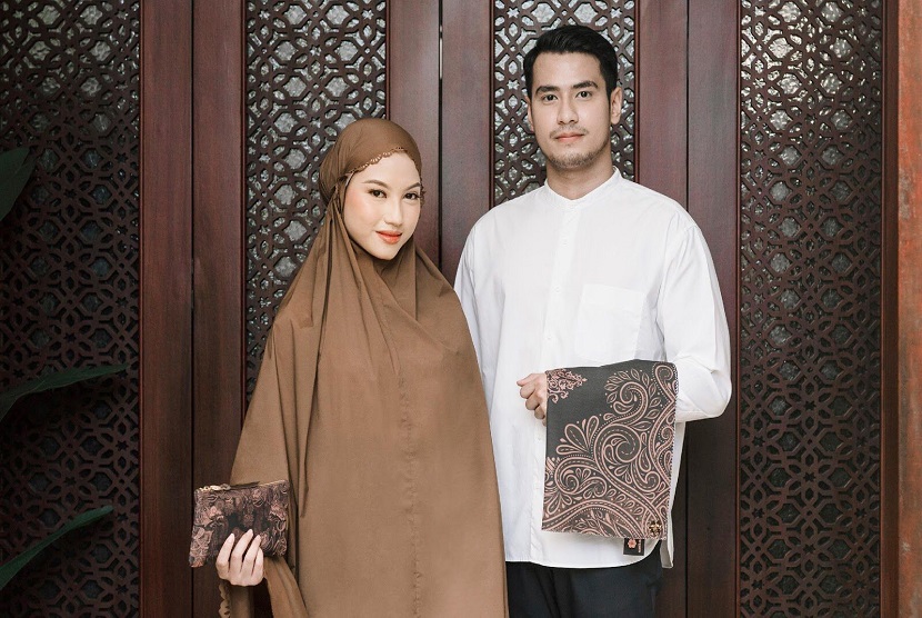  Berbagai brand lokal ramai memeriahkan HUT Ke-77 RI, salah satunya SASKARA dengan meluncurkan Werni, seri mukena dan sajadah yang terinspirasi dari wayang kulit khas Jawa Timur.