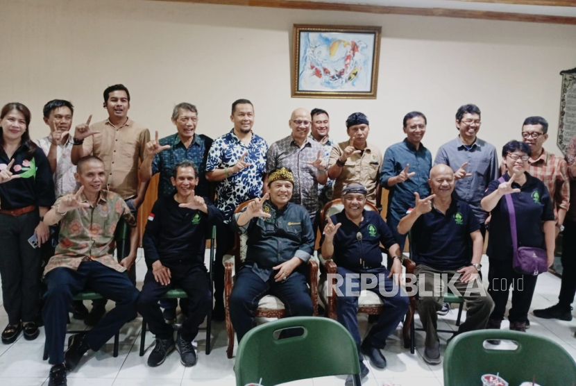 Berbagai elemen masyarakat mulai dari petani hutan, aktivis lingkungan menolak kebijakan Reforma Agraria dan Kawasan Hutan dengan Pengelolaan Khusus (KHDPK).