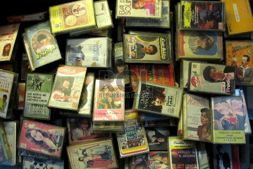 Berbagai jenis kaset tua termasuk barang yang dicari di Pasar Klithikan.(Republika/Agung Supriyanto)