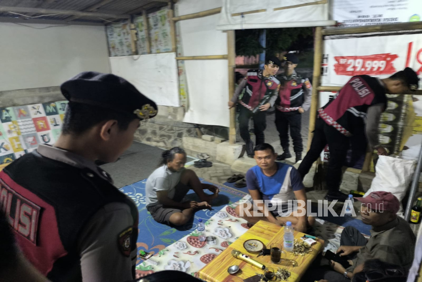 Berbagai jenis minuman keras diamankan dari sejumlah lokasi berbeda, hasil dari patroli skala besar gabungan yang dipimpin langsung Kapolres Indramayu, AKBP Ari Setyawan Wibowo.