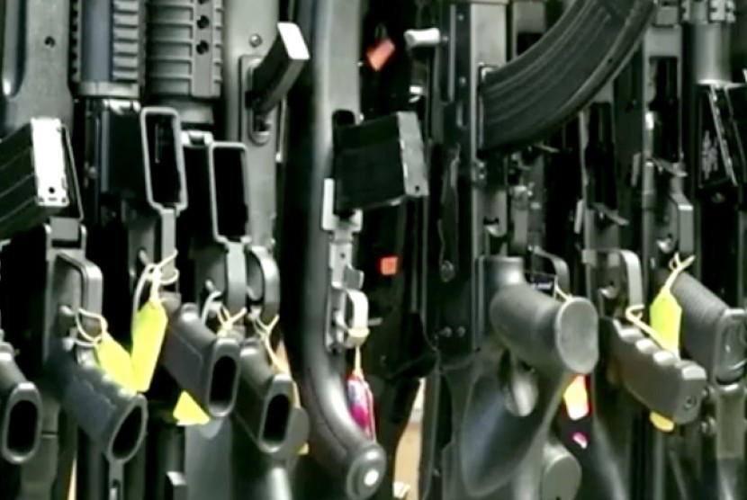 Berbagai jenis senjata di sebuah toko senjata di AS