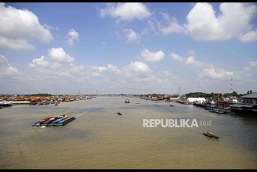 Berbagai jenis transportasi air  berlayar di aliran Sungai Musi, Palembang, Sumatra Selata.