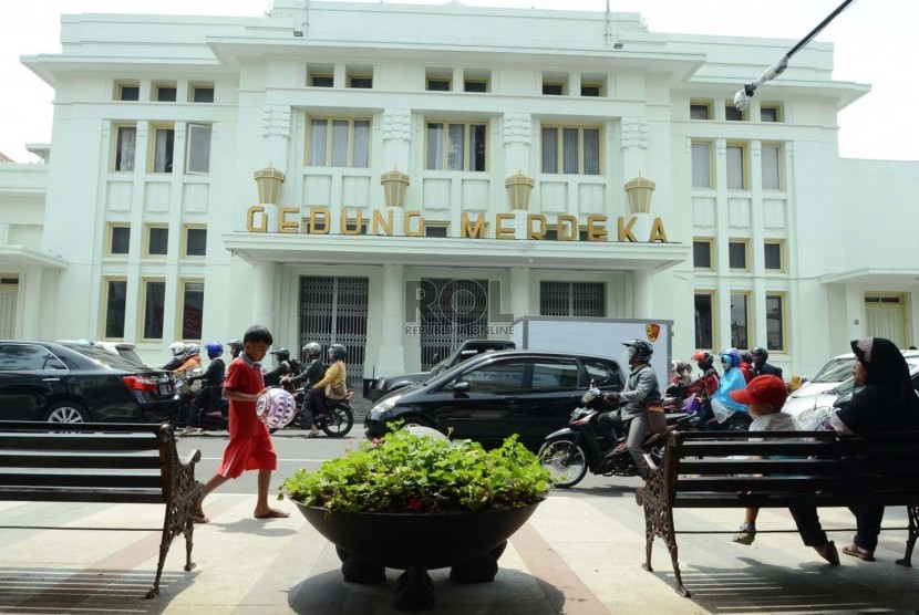 Warga menikmati suasana Gedung Merdeka, Kota Bandung, Senin (20/4).    (Republika/Edi Yusuf)