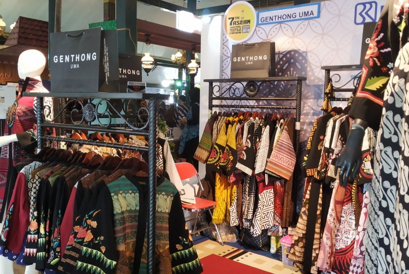 Berbagai kerajinan tekstil tradisional Indonesia yang sudah mendunia dan UMKM yang bergerak di bidang tekstil tradisional memamerkan produk tekstilnya dalam pameran yang digelar di Royal Ambarrukmo Yogyakarta Hotel.