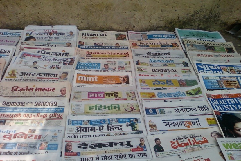 Berbagai koran di India.