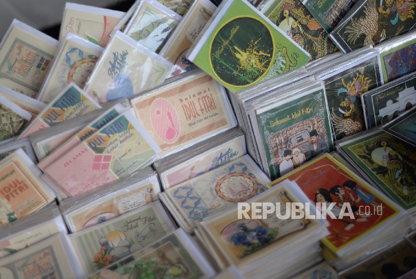 Berbagai macam variasi kartu lebaran. (Republika/ Wihdan)