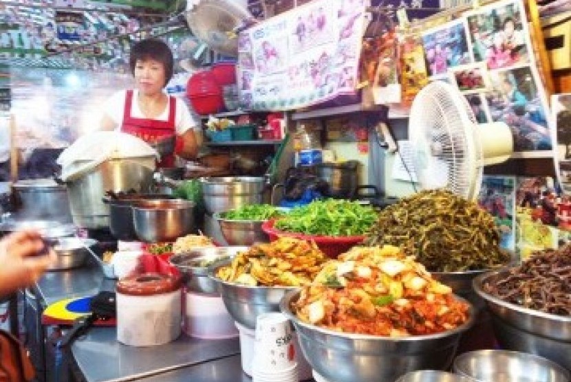 Berbagai makanan khas Korsel dijual di pasar tradisional Gwangjang Seoul.