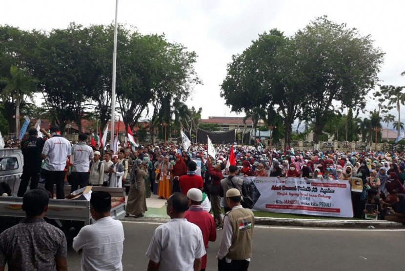 Berbagai organisasi masyarakat (ormas) Islam di Sumatra Barat melakukan aksi jalan kaki dari Masjid Nurul Iman Padang menuju Kantor Gubernur Sumatra Barat. 
