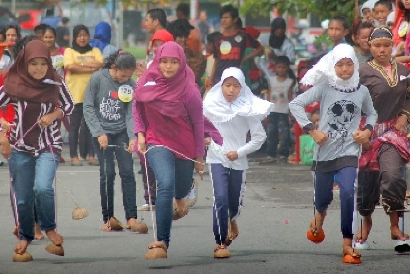 Berbagai perlombaan meramaikan Festival Siti Nurbaya, salah satunya Tarompa Sayak.