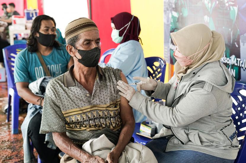 Berbagai pihak turut mendukung pemerintah mengatasi pandemi Covid 19 di Indonesia. Atas kontribusi itu, Yayasan Life After Mine (YLAM) dianugerahi Penghargaan PPKM Award 2023 yang diberikan oleh Menteri Kesehatan Budi Gunadi Sadikin/ilustrasi 
