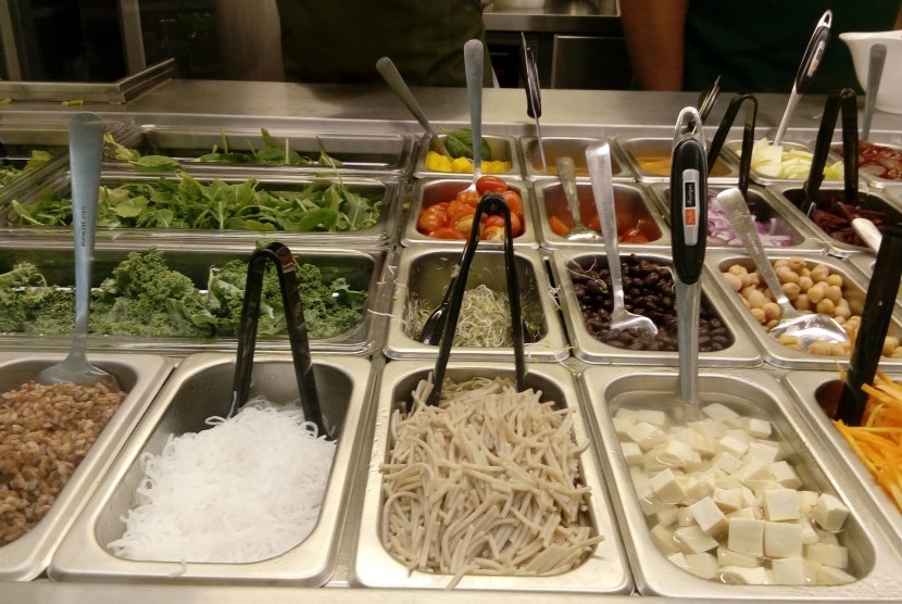 Berbagai pilihan sayur dan tambahannya di gerai Saladstop.