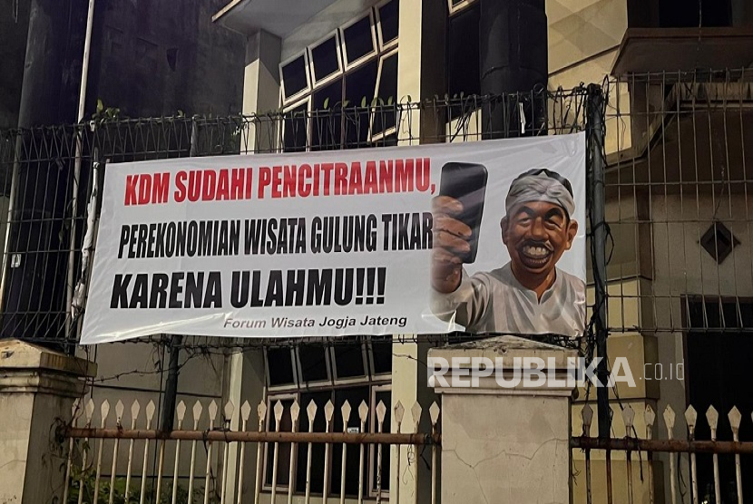 Berbagai spanduk berisi sindiran keras yang ditujukan kepada Gubernur Jawa Barat, Dedi Mulyadi (KDM) masih terpasang di berbagai titik strategis Sleman.