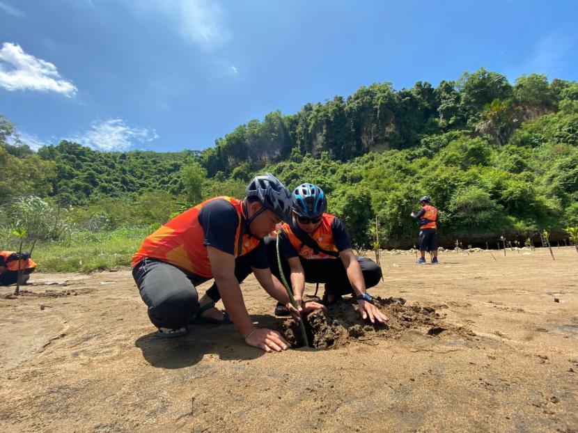 Berbagi Bike Watumejo 2022 : Hybrid Charity Bike for Mangrove Conservation sukses digelar pada 27 Februari 2022. Hingga 100 peserta mengikuti kegiatan ini baik secara ofline maupun Online. Kegiatan ini terselenggara sekaligus untuk memperingati HUT Kabupaten Pacitan ke 27 tahun. 