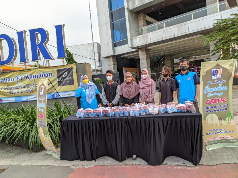 Berbagi takjil atau program Memberi Berkah  hari ke-9, Ahad (10/4),  di kampus UNM Jatiwaringin (Jakarta).