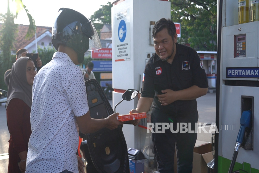 Berbagi takjil di SPBU.