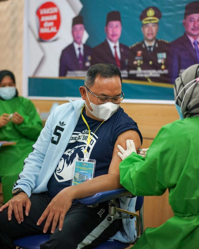 Berbeda dengan daerah lain, pelaksanaan vaksin COVID-19 serentak yang dilakukan di Kabupaten Musi Banyuasin (Muba) pada Selasa (25/1/2020) juga ditandai dengan pemberian kartu Identitas (ID Card) kepada warga yang sudah mendapatkan suntikan vaksin. 