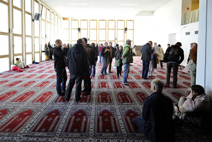 Berbeda dengan kebanyakan bangunan masjid di negara-negara lain yang mengadopsi gaya tradisional, bangunan Masjid Cologne justru menerobos pakem-pakem yang selama ini banyak digunakan dalam arsitektur bangunan tempat ibadah umat Islam. 