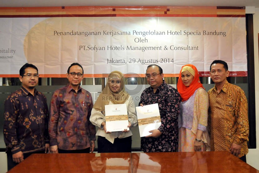 Berbincang usai penandatanganan kerjasama pengelolaan Hotel Specia Bandung oleh PT.Sofyan Hotels Management & Consultant di Jakarta, Jumat (29/8).  (Prayogi/Republika)