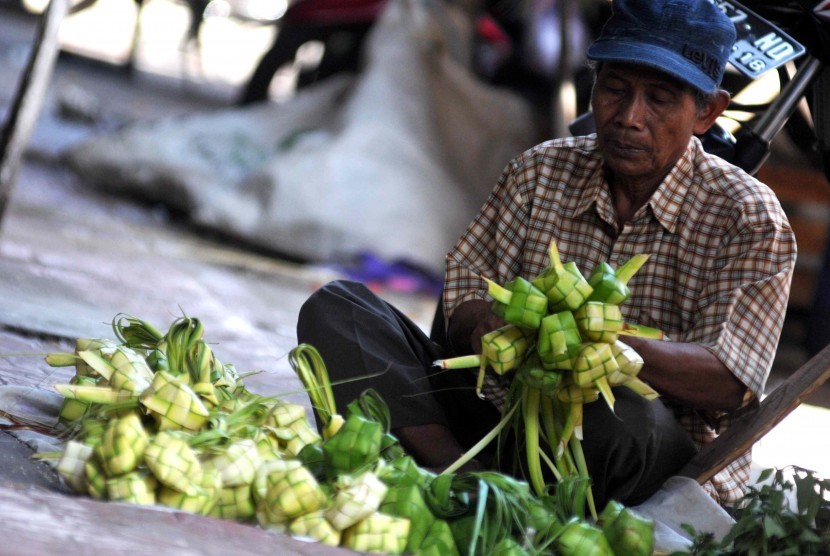 Berburu Ketupat Pedagang menggelar ketupat di Pasar Kanoman, Cirebon, Ahad (27/7).