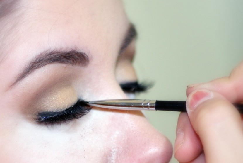 Eyeliner mungkin memainkan peran yang cukup besar dalam mendefinisikan mata (Foto: ilustrasi memakai eyeliner)
