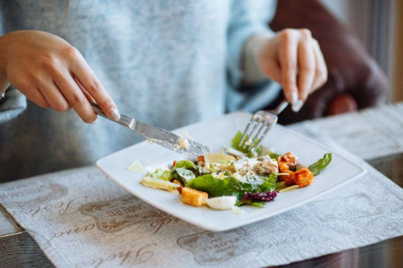 Makan malam (ilustrasi). Menurut studi terbaru, makan malam dalam porsi besar tidak berpengaruh pada metabolisme dan penurunan berat badan.