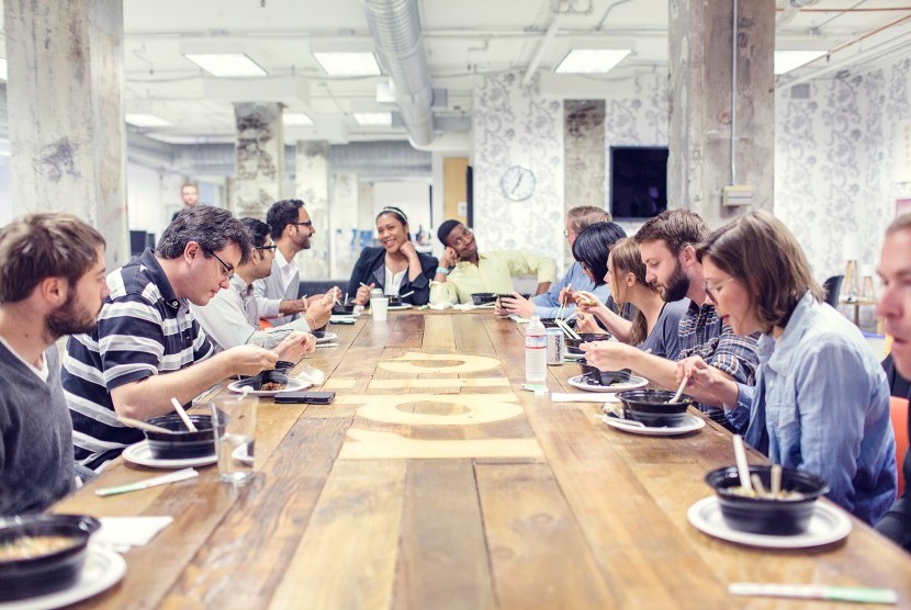 Berdasarkan studi, pekerja yang makan bersama-sama tercatat mengasilkan nilai kinerja yang lebih tinggi.